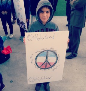 2015-11-15 pray for paris sign