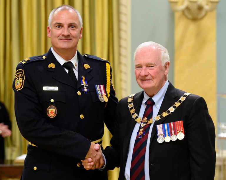 Governor General David Johnston presents the Member (M.O.M.) insignia of the Order of Merit of the Police Forces to Peel's Deputy Chief David Jarvis on Friday, Sept. 16, 2016. Johnston bestowed the honour on one Commander, four Officers and 46 Members. (Photo: MCpl Vincent Carbonneau, Rideau Hall © OSGG, 2016).