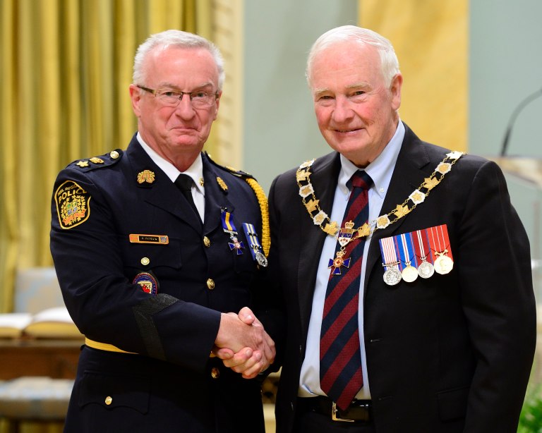His Excellency presents the Member (M.O.M.) insignia of the Order of Merit of the Police Forces to Peel's Staff Supt. Randall Patrick on Friday, Sept. 16, 2016. (Photo: MCpl Vincent Carbonneau, Rideau Hall © OSGG, 2016)